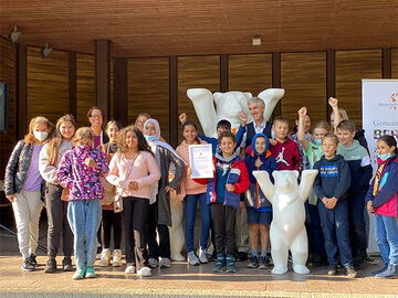 Gruppenfoto: Alle von Grundschule an der Bäke freuen sich über den Preis
