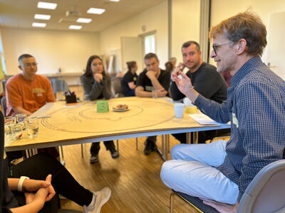 Diskussion am Tisch zu Schnittstellen Diskussion am Tisch zu Schnittstellen