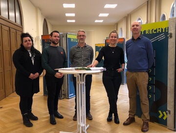 Gruppenbild von der Ausstellungseröffnung der Präventionswochen zur häuslichen Gewalt Gruppenbild von der Ausstellungseröffnung der Präventionswochen zur häuslichen Gewalt