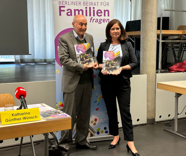Kazım Erdoğan und Katharina Günther-Wünsch bei der Übergabe des Familienberichtes