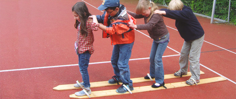 Schulbezogene Sozialarbeit an der Grundschule an der Bäke, Berlin Steglitz-Zehlendorf, spielende Kinder Schulbezogene Sozialarbeit an der Grundschule an der Bäke, Berlin Steglitz-Zehlendorf, spielende Kinder