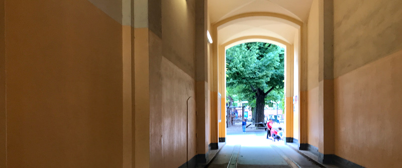 Schulbezogene Sozialarbeit an der Konrad-Agahd-Schule, „Anerkannte Modellschule für PC- und Onlinekompetenz“, Berlin Neukölln, spielende Kinder im Hof