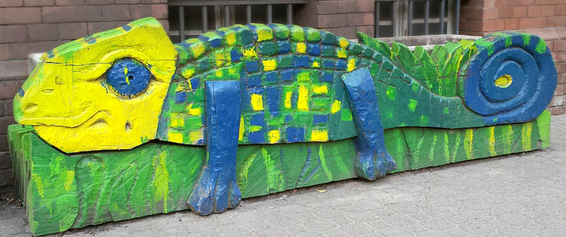 Schulbezogene Sozialarbeit an der Leo-Lionni-Grundschule, Berlin im Bezirk Mitte, Ortsteil Wedding, bunt bemalte Holzskulptur am Eingang Schulbezogene Sozialarbeit an der Leo-Lionni-Grundschule, Berlin im Bezirk Mitte, Ortsteil Wedding, bunt bemalte Holzskulptur am Eingang