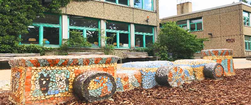 Schulbezogene Sozialarbeit an der Reinhardswald-Grundschule, Berlin Kreuzberg, Schulgebäude und Schulhof Schulbezogene Sozialarbeit an der Reinhardswald-Grundschule, Berlin Kreuzberg, Schulgebäude und Schulhof